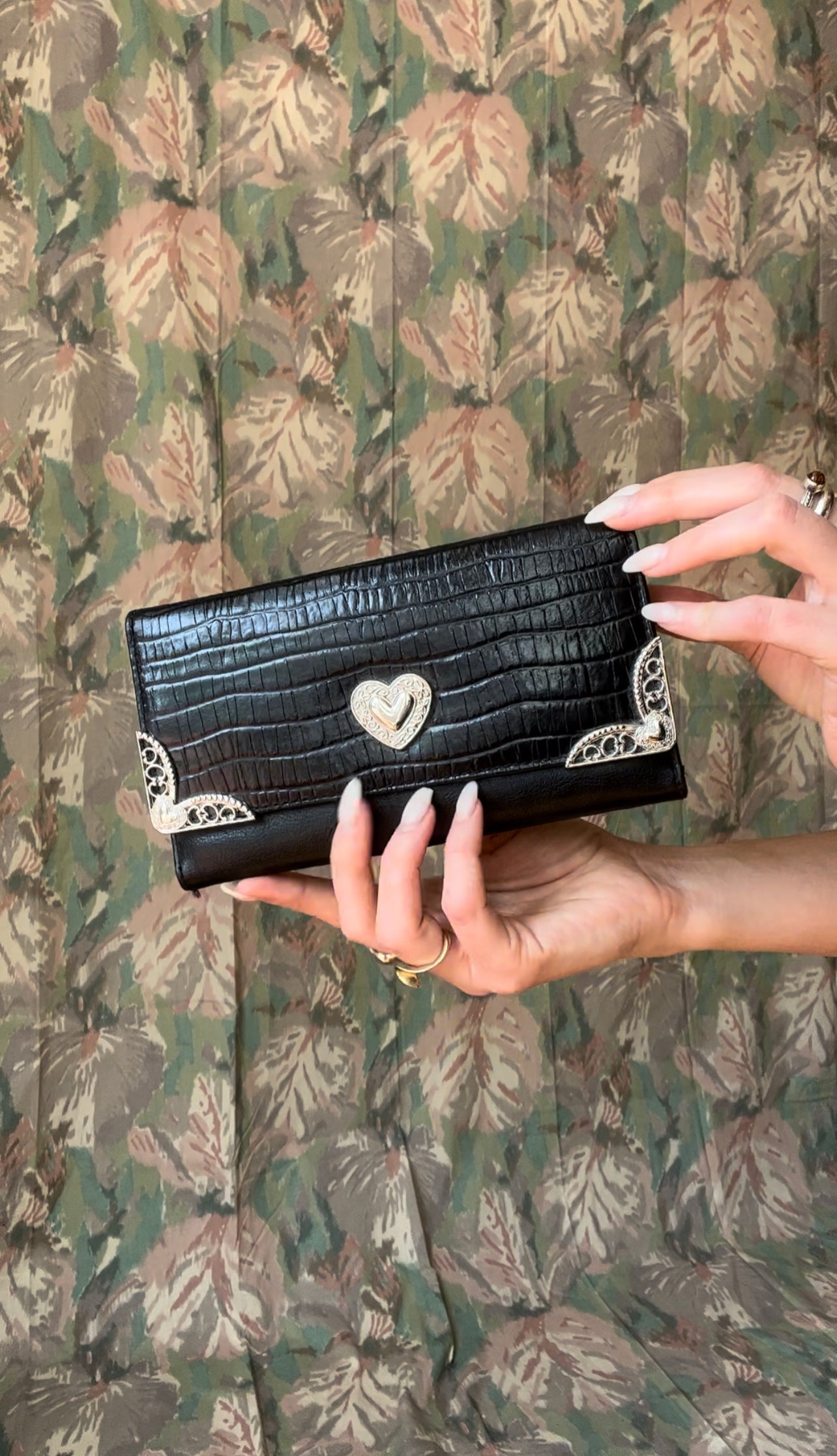 90’s Heart Clasp Wallet